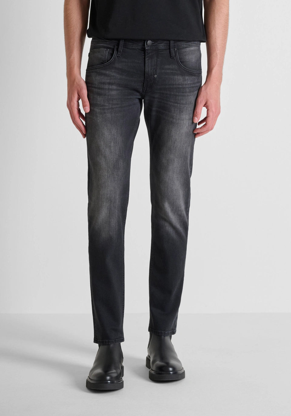 KURT" COMFORT TAPERED FIT JEANS IN BLACK DENIM